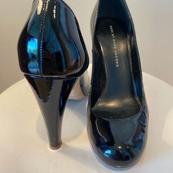 Marc by Marc Jacobs Black Patent pumps sz 38 - Picture 4 of 6